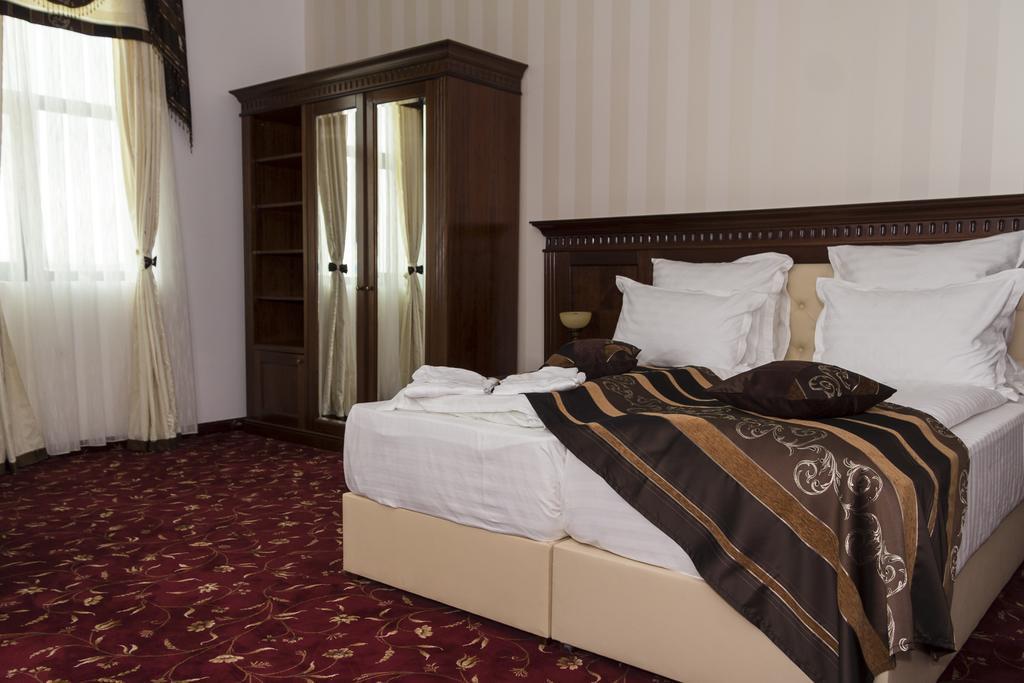 Pik Elegance Hotell Ploieşti Rum bild