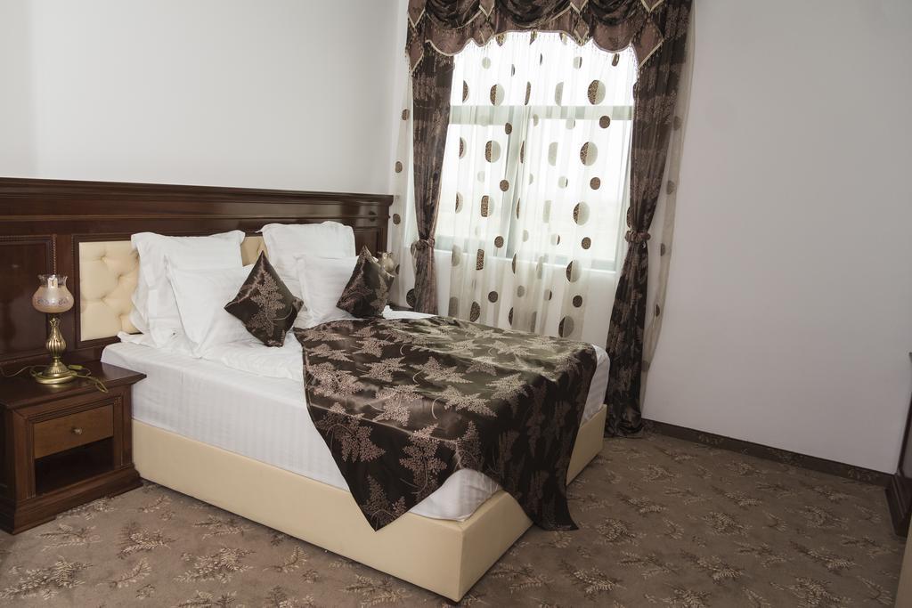 Pik Elegance Hotell Ploieşti Rum bild