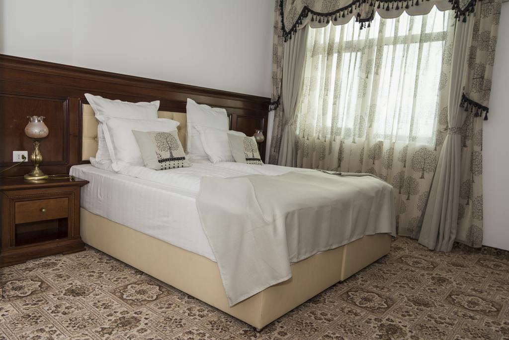 Pik Elegance Hotell Ploieşti Rum bild