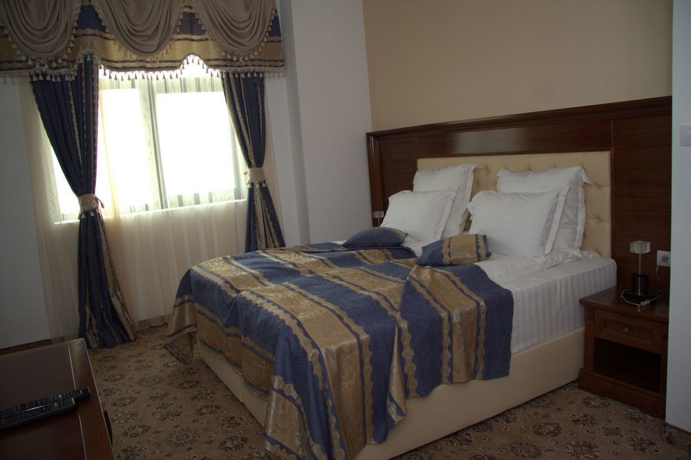 Pik Elegance Hotell Ploieşti Exteriör bild